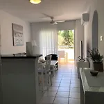 Stylish 1br With Pool - Near Mall, Restaurants & Shops Apartment