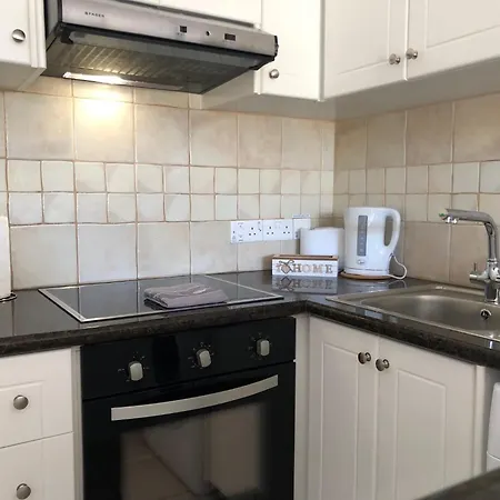 Stylish 1br With Pool - Near Mall, Restaurants & Shops * Пафос