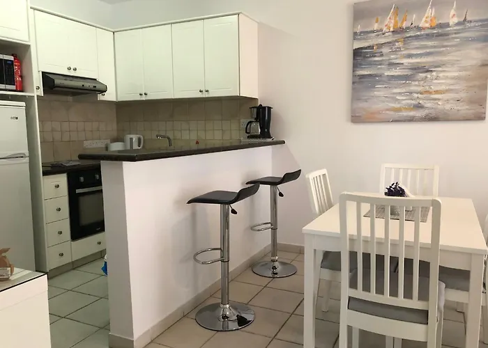 Stylish 1br With Pool - Near Mall, Restaurants & Shops Paphos