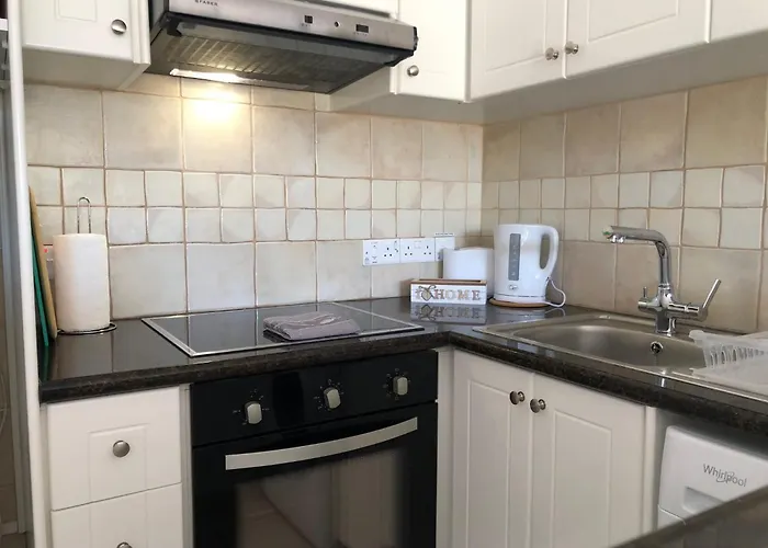 Stylish 1br With Pool - Near Mall, Restaurants & Shops * Paphos