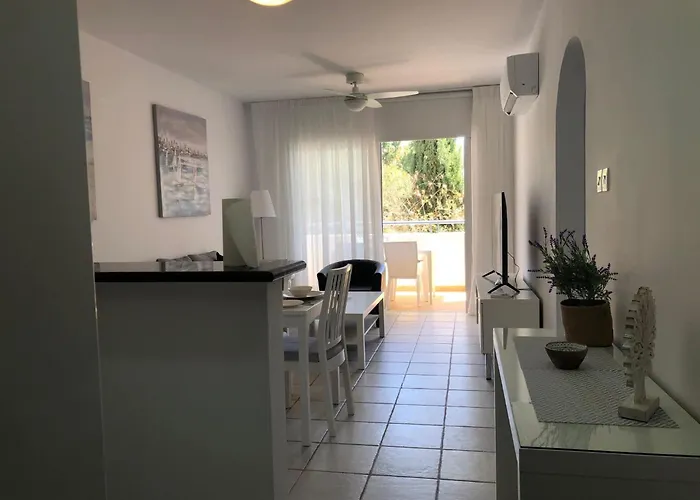 Stylish 1br With Pool - Near Mall, Restaurants & Shops Apartmán