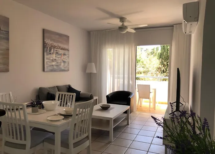 Stylish 1br With Pool - Near Mall, Restaurants & Shops * بافوس