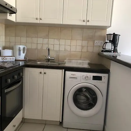 Stylish 1br With Pool - Near Mall, Restaurants & Shops *